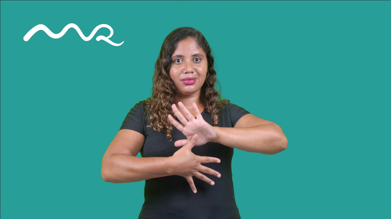 Intérprete de Libras realizando tradução em vídeo